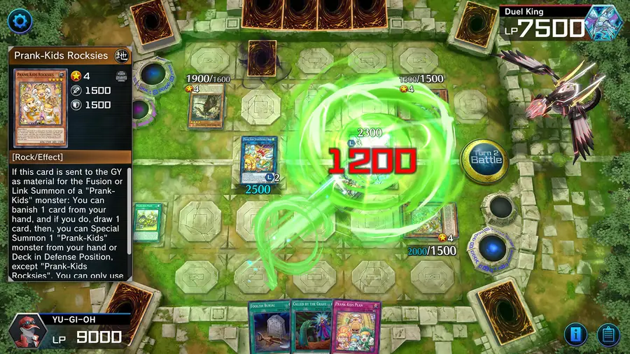 Yu-Gi-Oh! Master Duel: campo de duelo visto de cima, com cartas dispostas e um efeito luminoso verde ao centro