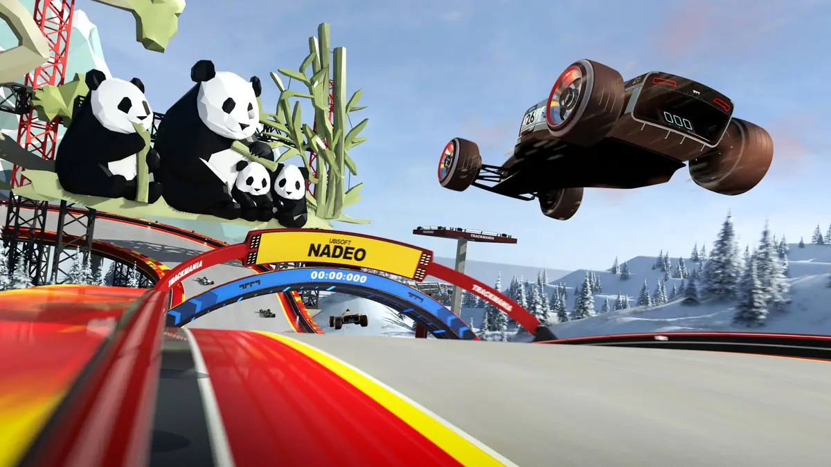 Trackmania: carro de corrida a sair de uma curva peraltada laranja num circuito decorado com figuras de pandas