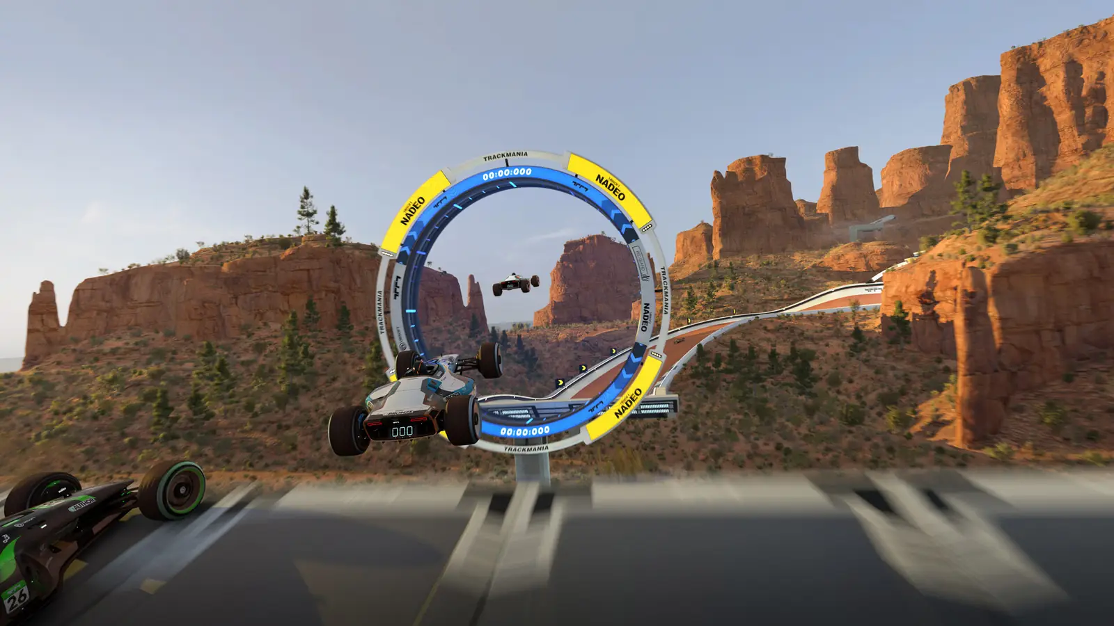 Trackmania: um carro de corrida em pleno salto sobre um anel de pista suspenso num desfiladeiro de rocha vermelha
