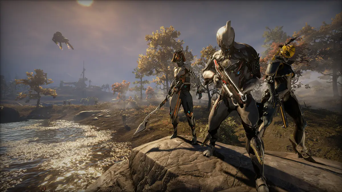 Warframe: três guerreiros de armadura numa formação rochosa, numa paisagem aberta ao amanhecer