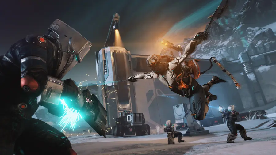 Warframe: guerreiro de armadura a enfrentar uma máquina de grande porte num cenário industrial gelado